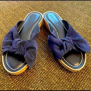 Bernardo Suede Bow Front Slip On Sandals size7